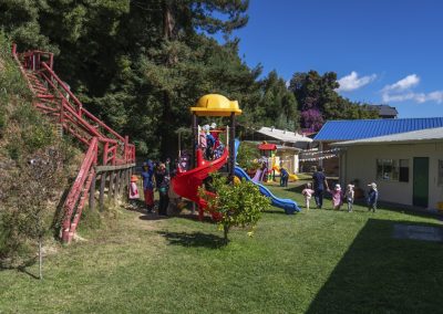 Niñas y niños jugando en el patio del CEDIN