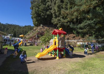 Niñas y niños jugando en el patio del CEDIN