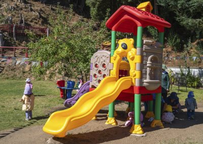 Niñas y niños jugando en el patio del CEDIN