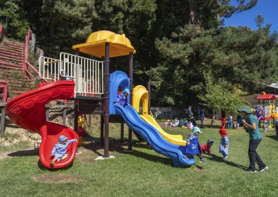 Niñas y niños jugando en el patio del CEDIN