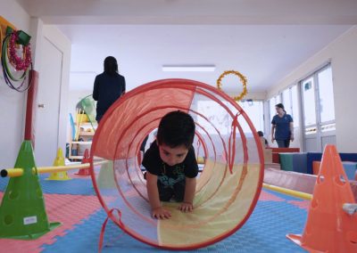 Niño atravesando túnel de tela infantil en gimnasio CEDIN