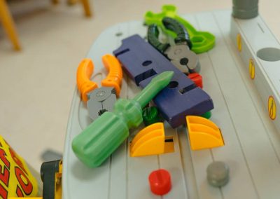 Herramientas de juguetes en área construcción