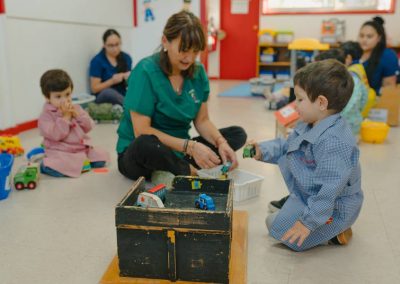Niños y educadoras en área de construcción