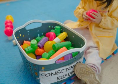 caja de juguetes en sala de construcción
